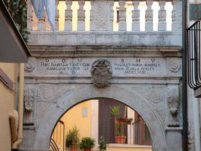 Di fronte a palazzo Pascale-Scarli, in fondo a vico Fortunato, scorgiamo Palazzo Cornale che prende il nome dalla famiglia di origine cremasca che segu� Isabella d'Aragona e si stabil� a Modugno dall�inizio del 500. A fare da portale d'ingresso � un arco a pieno sesto. Al centro dell'arco si rintracciano fregi di rosone e fogliame posti ai lati di un cacciaspiriti, maschera apotropaica. Sopra un'iscrizione in latino ci informa sulla data di costruzione dell'ingresso e sulle proprietarie dell'epoca: �A Dio ottimo massimo e alla beata Vergine Maria. Le sorelle Isabella e Anna Cornale hanno in possesso questa casa, il cui ingresso � stato costruito dal tutore abate Scarla. Anno del Signore 1658�